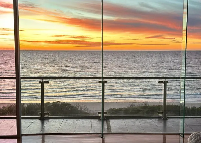 Henley Beachfront Luxury Home With Private Pool, Spa And Sauna!